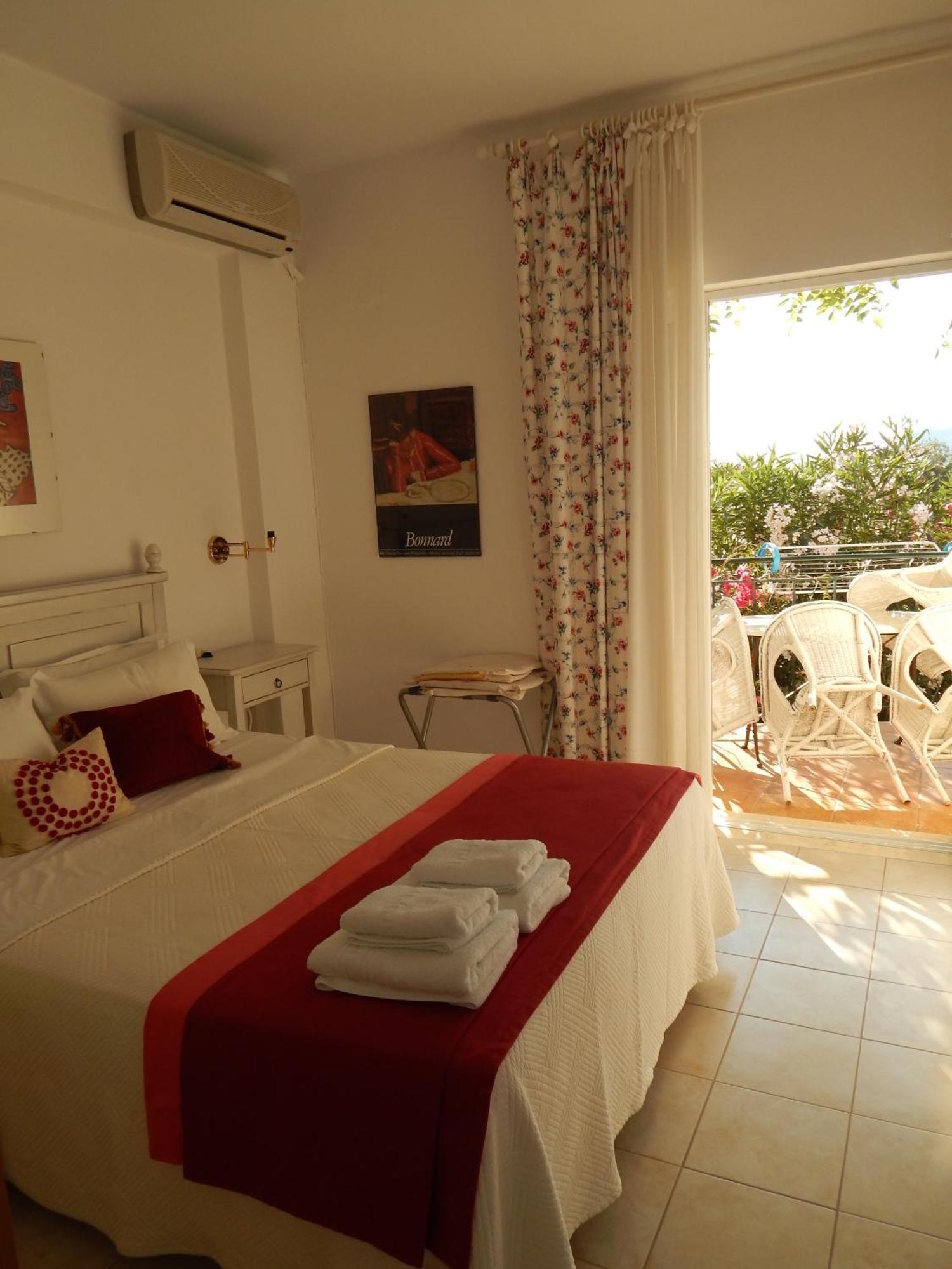 Palmina Mare Villa And Studios Paralia Vrachou Bagian luar foto