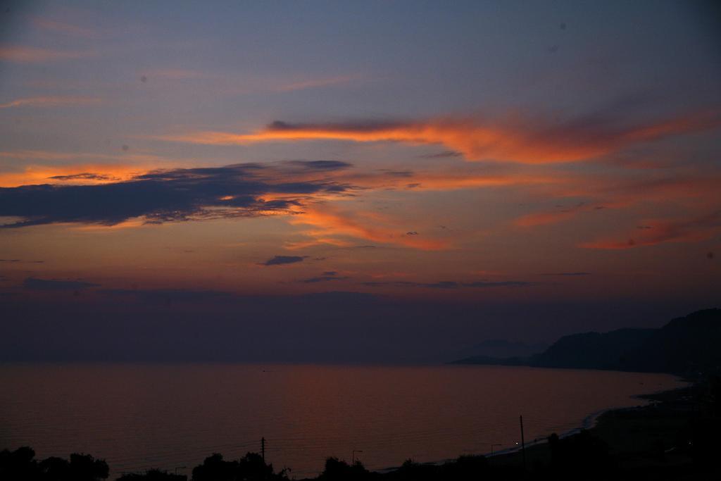 Palmina Mare Villa And Studios Paralia Vrachou Bagian luar foto